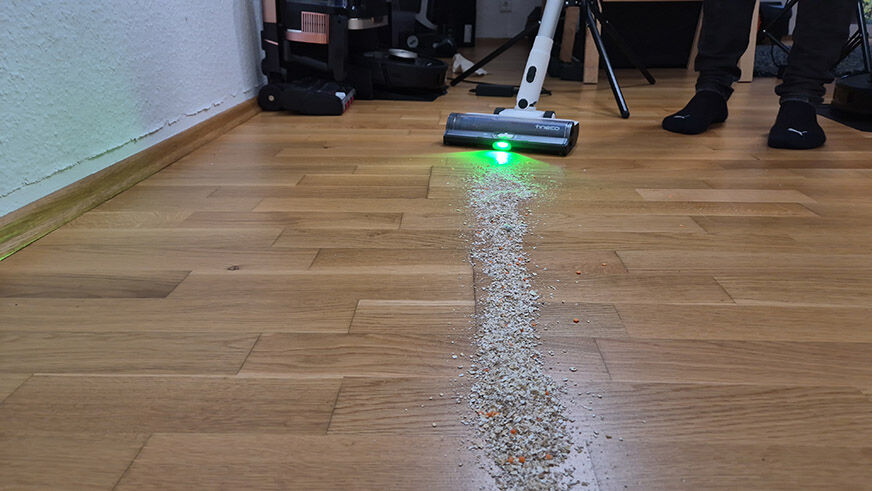 Der Tineco Pure One A50s Plus saugt Haferflocken vom Parkett